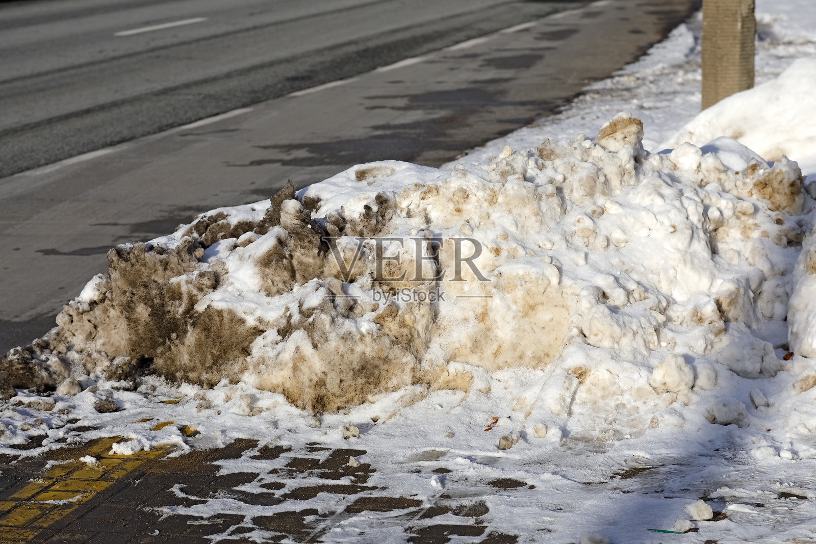 人行道清理后，路边仍留有一堆积雪照片摄影图片