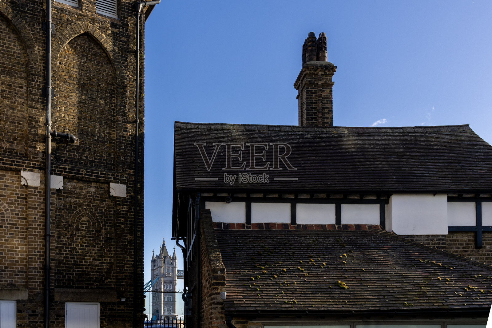 码头工棚小屋和塔桥照片摄影图片