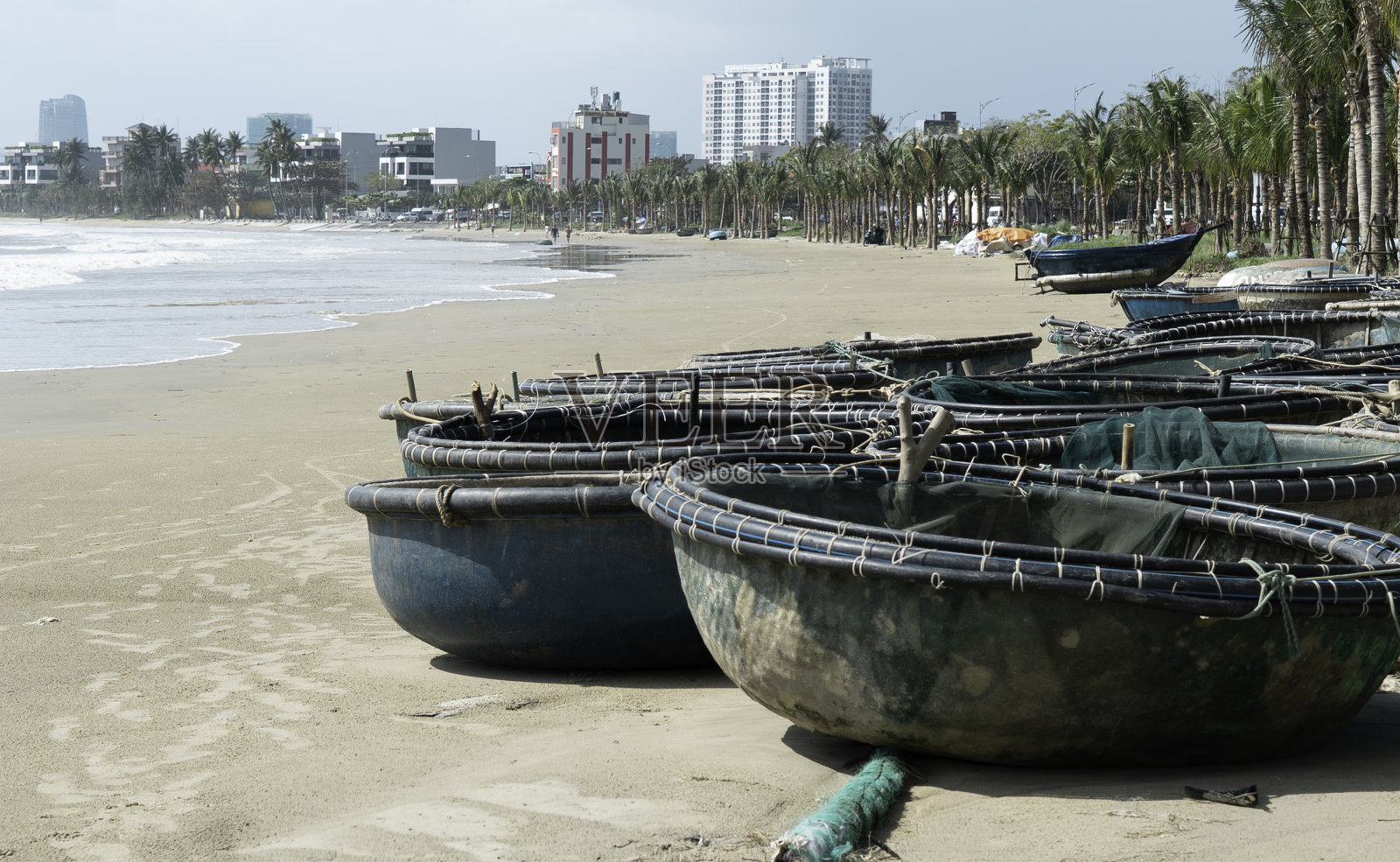 越南传统竹篮船停靠在沙滩上照片摄影图片