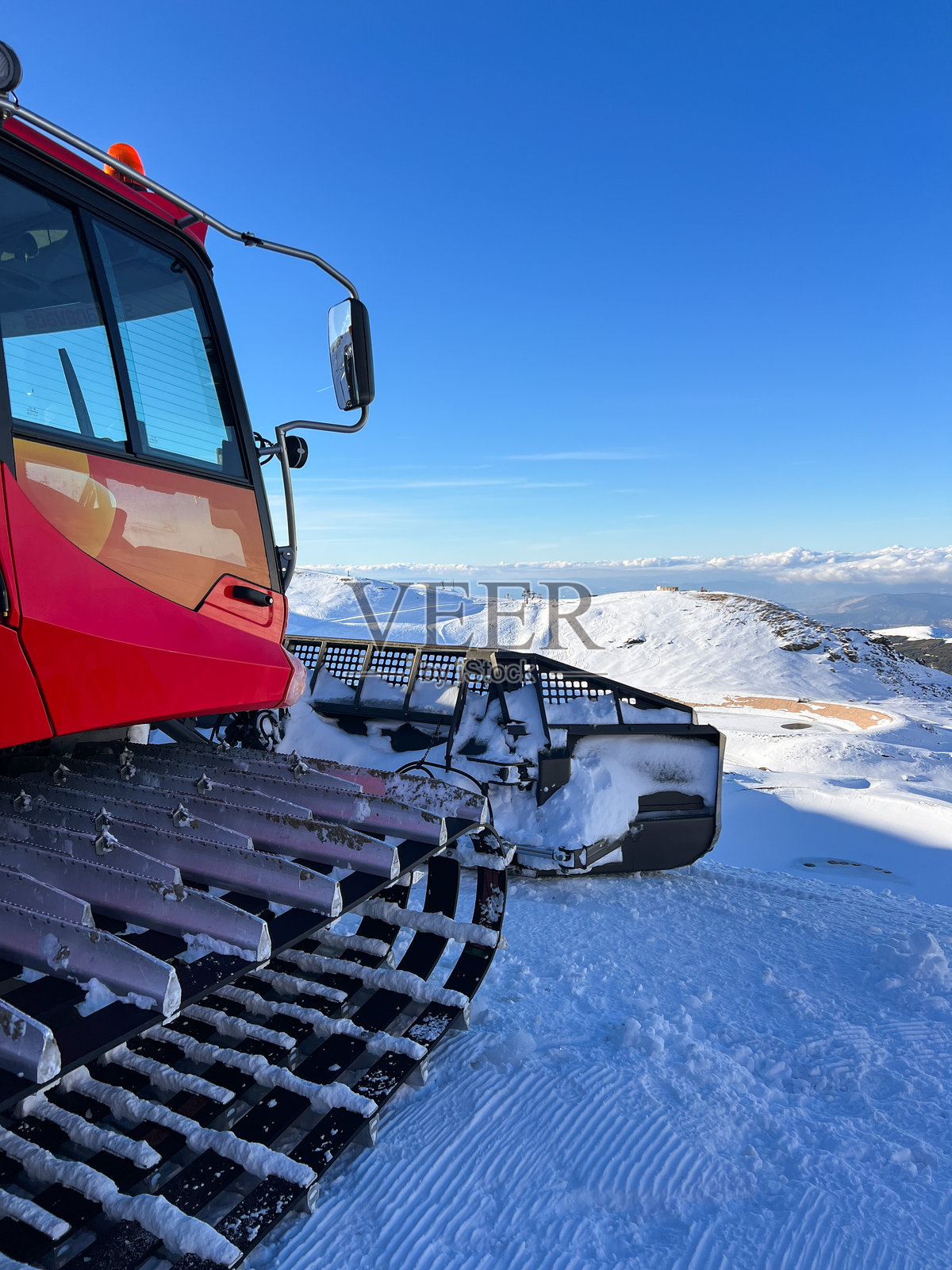 停在山上的专业压雪车，已准备好梳理广阔的滑雪道网络，以提供最佳的滑雪和单板滑雪体验照片摄影图片