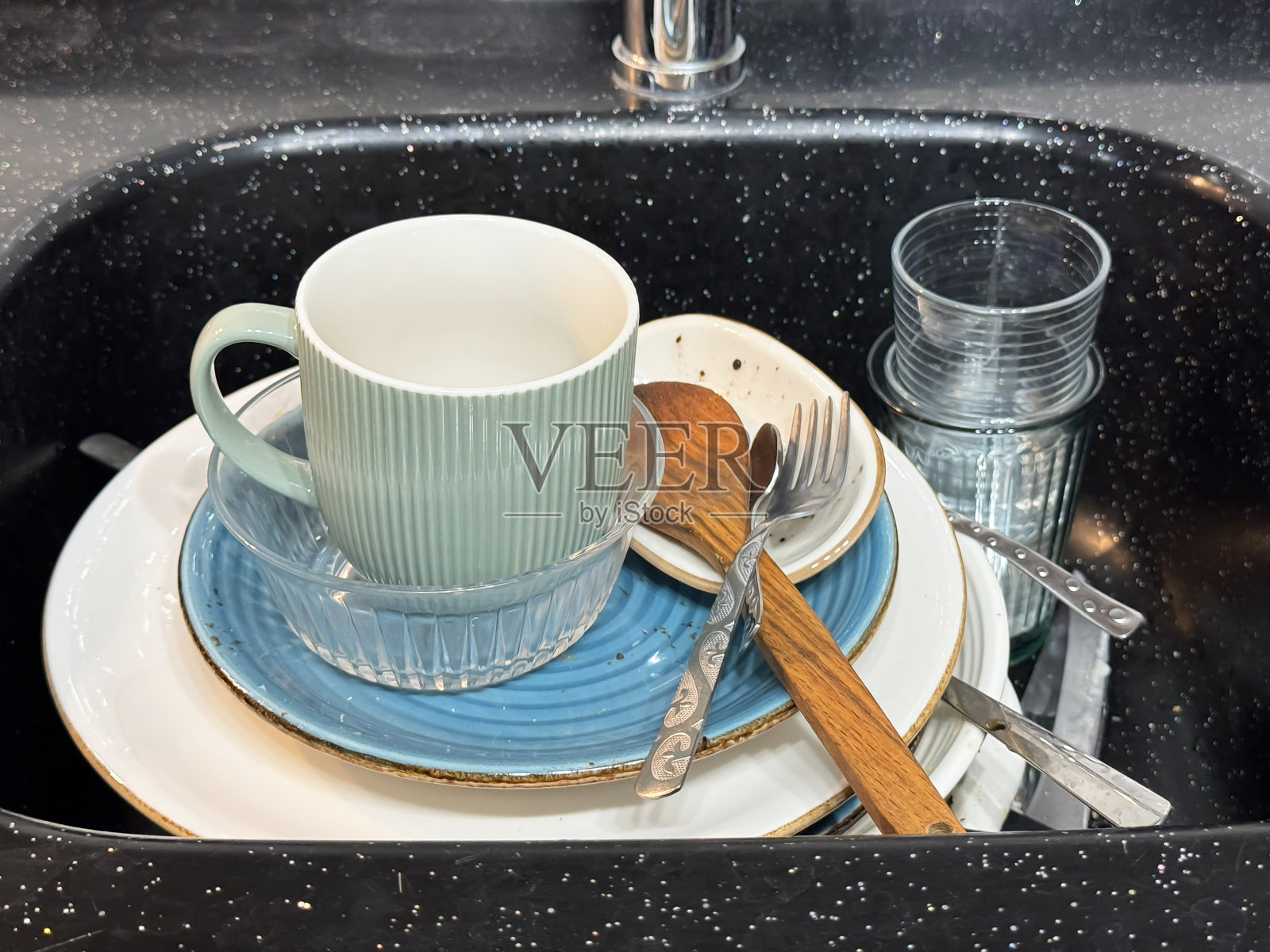 水槽里放着干净的薄荷味杯子和碗碟照片摄影图片