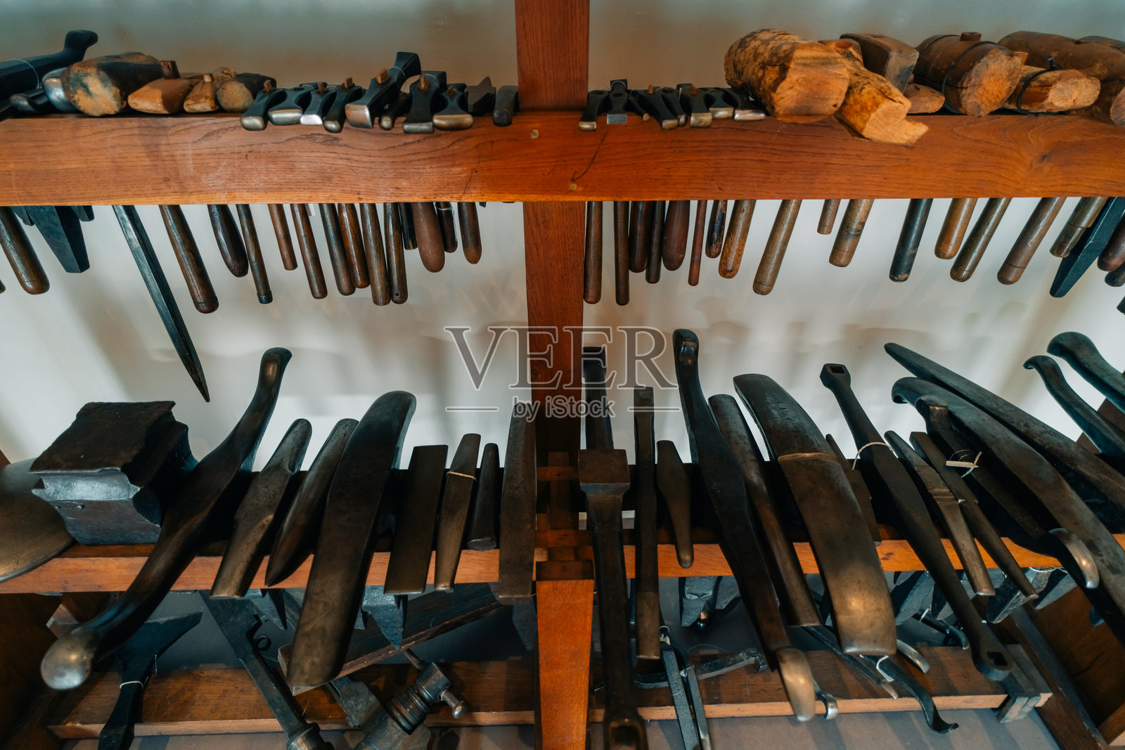 用于金属加工的工具，包括凿子和其他金属加工设备。照片摄影图片