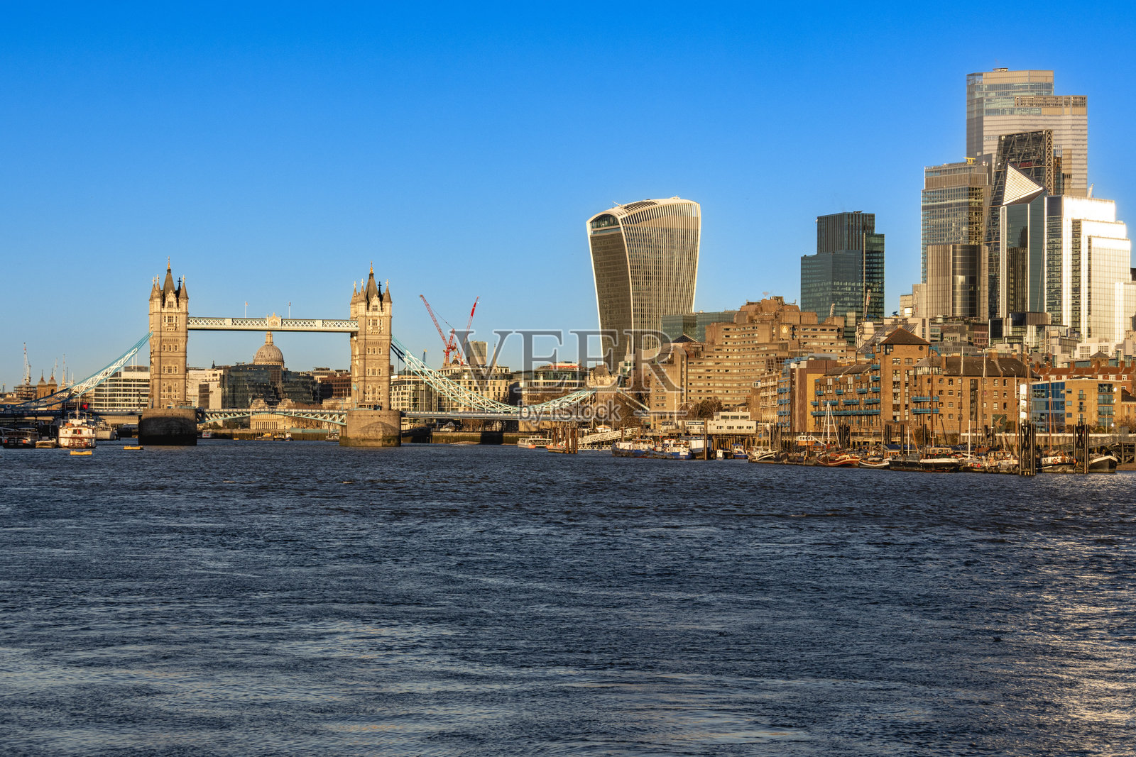 城市景观与塔桥照片摄影图片