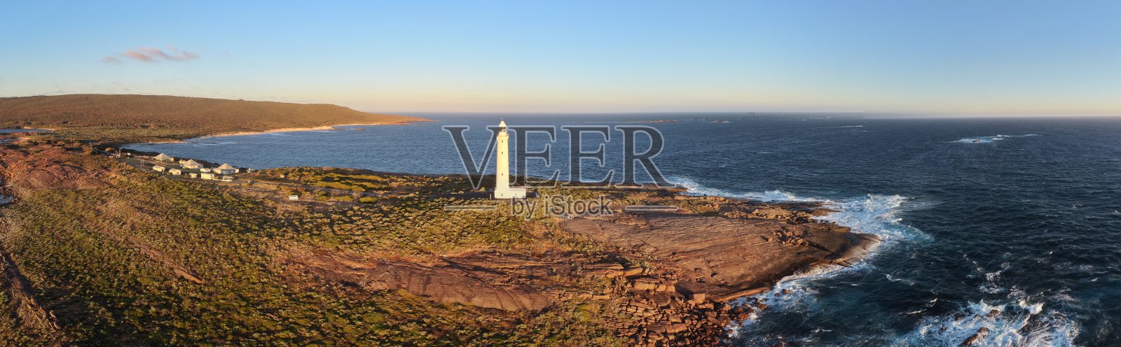 澳大利亚大陆最高灯塔——鲁温角灯塔，在崎岖海岸线上，日落时分，广阔地映照在地平线上，俯瞰南印度洋。照片摄影图片