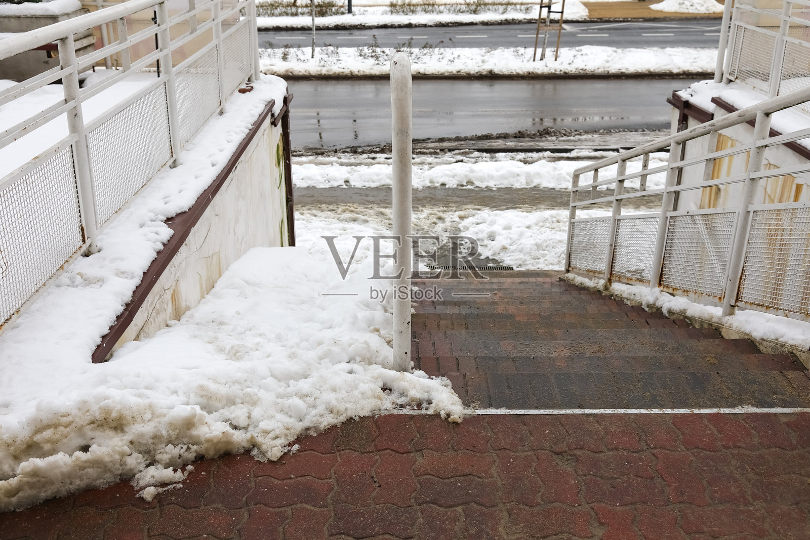 冬季，部分楼梯上的积雪已被清除照片摄影图片