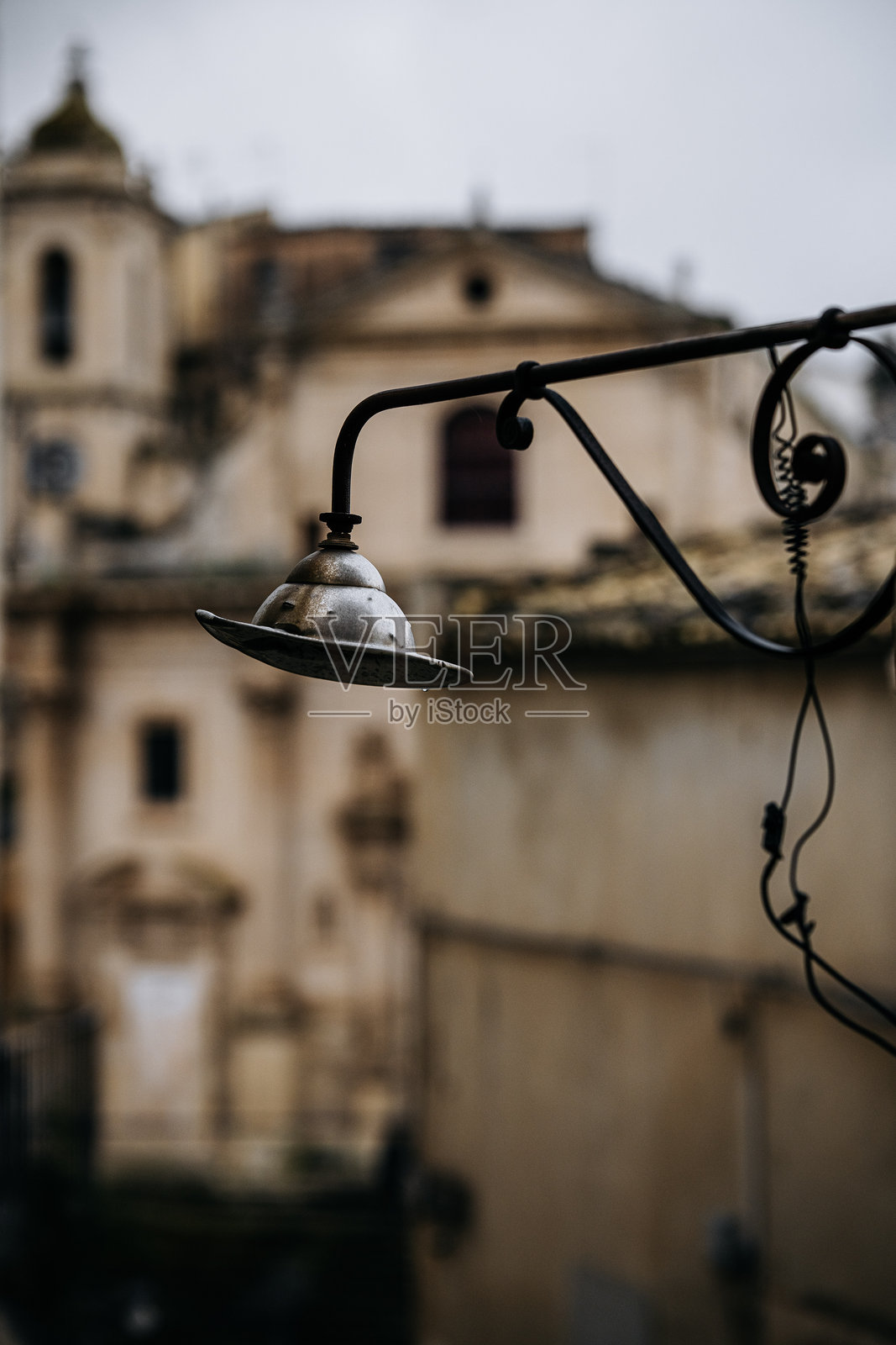 西西里拉古萨圣玛丽亚德尔伊特里亚教堂：历史悠久的巴洛克风格石头立面和钟楼，矗立在传统南意大利老城之上照片摄影图片