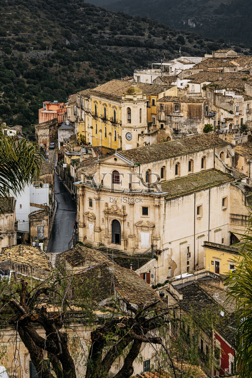 西西里拉古萨圣玛丽亚德尔伊特里亚教堂：历史悠久的巴洛克风格石砌外观和钟楼，耸立在传统的南意大利老城之上照片摄影图片