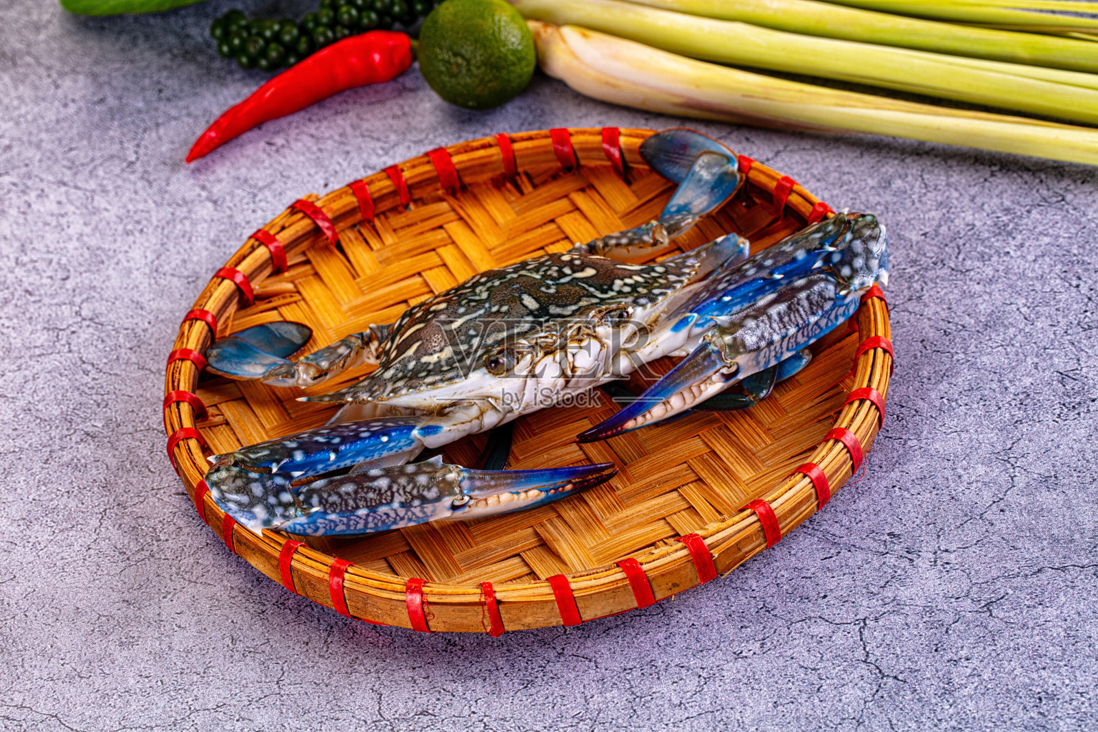 用于烹饪的生鲜野生蓝蟹照片摄影图片