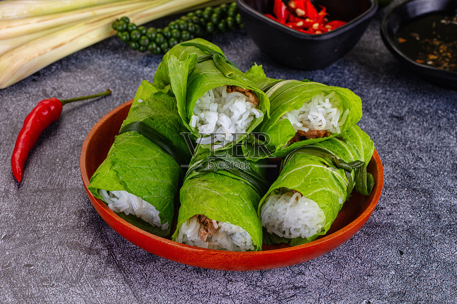 越南绿生春卷（用叶子包裹）照片摄影图片