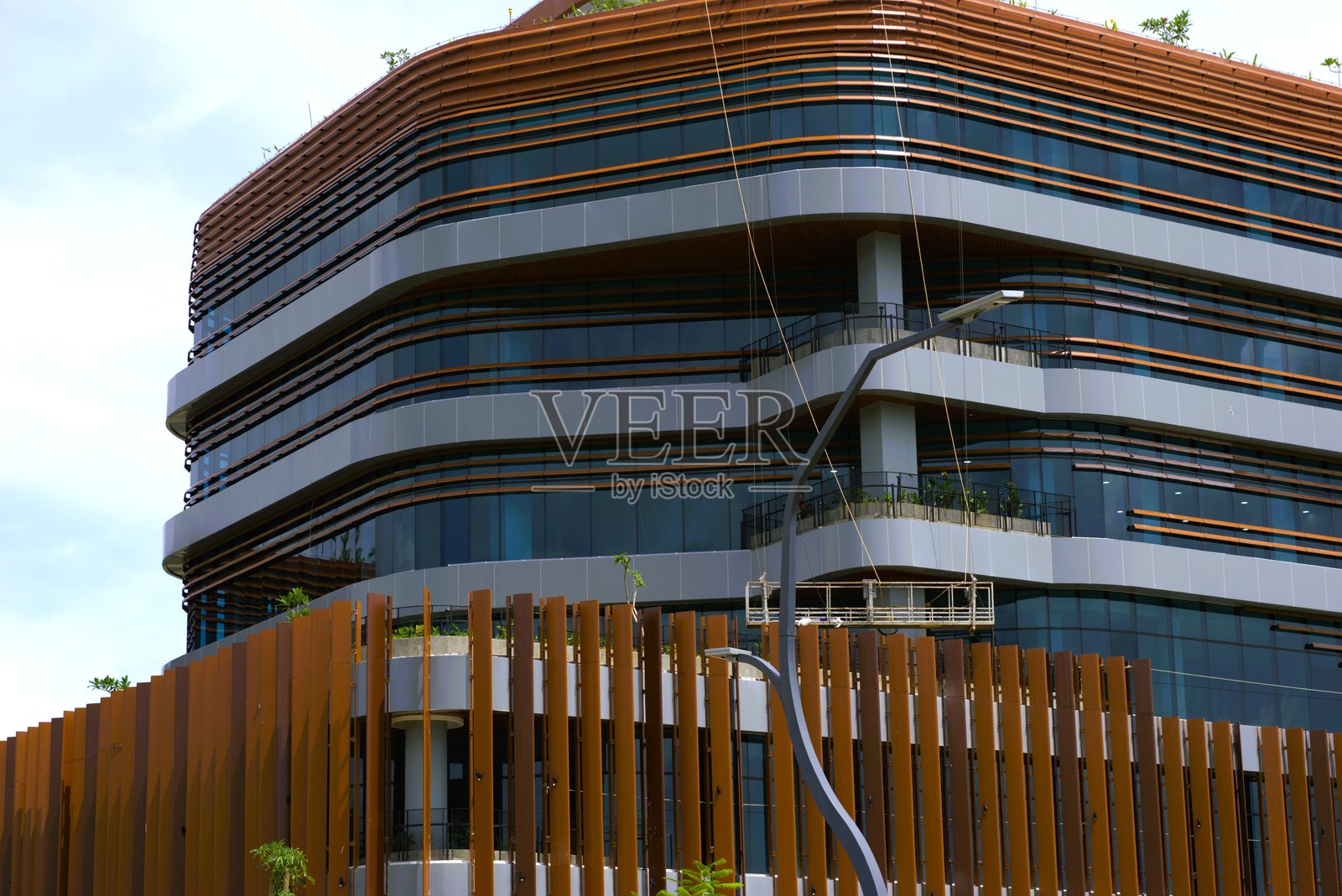 现代玻璃办公楼照片摄影图片