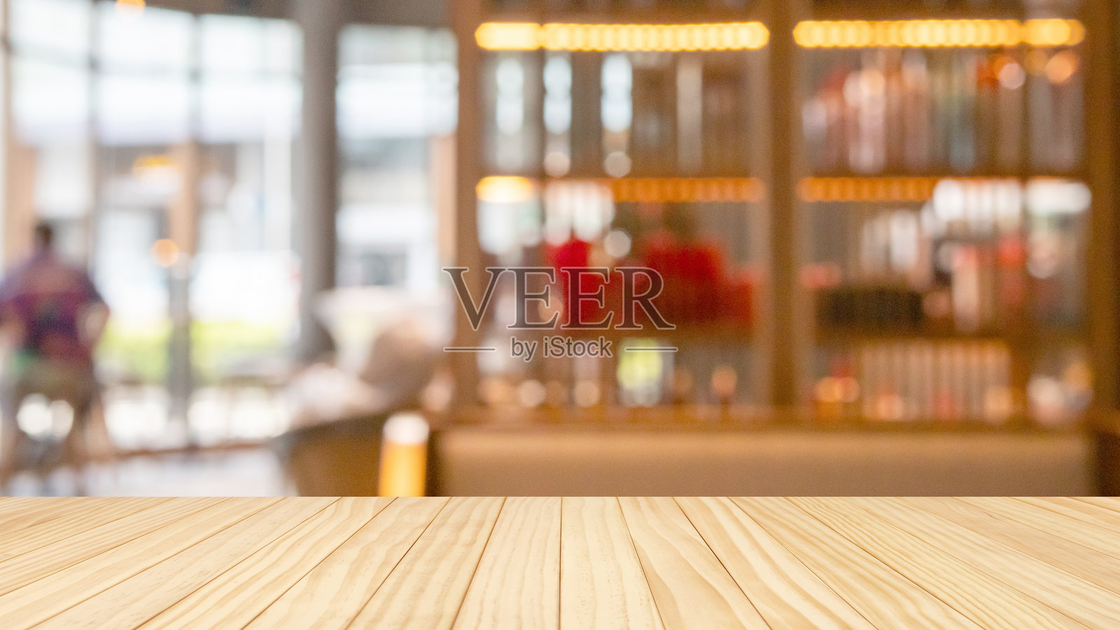 模糊的咖啡馆内部背景下的空木桌，用于产品展示模型照片摄影图片
