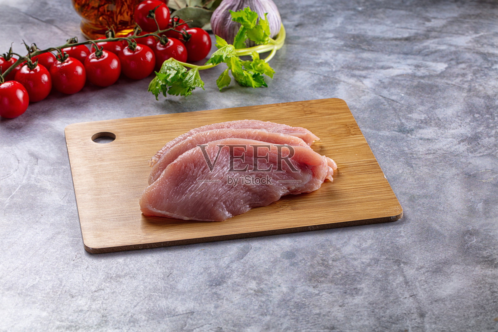 生火鸡胸肉排照片摄影图片