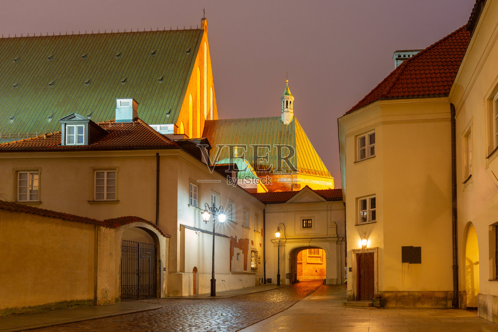 夜色中的波兰华沙圣约翰大教堂照片摄影图片