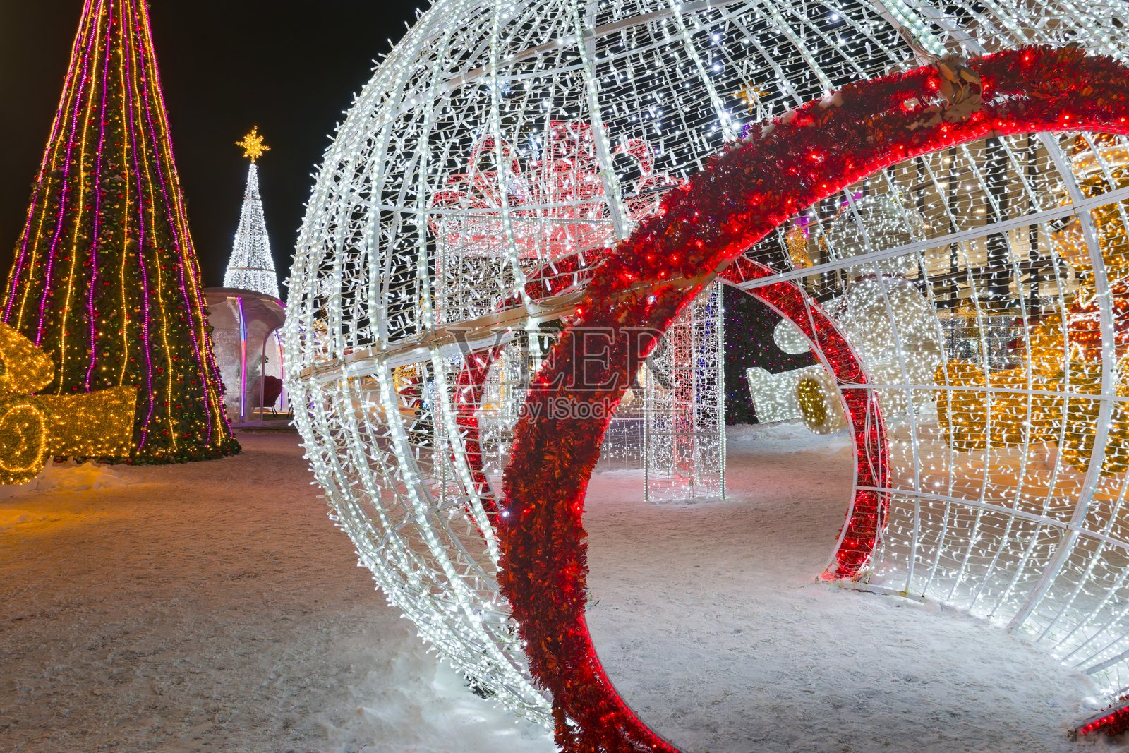 冬日仙境的节日灯光展示照片摄影图片