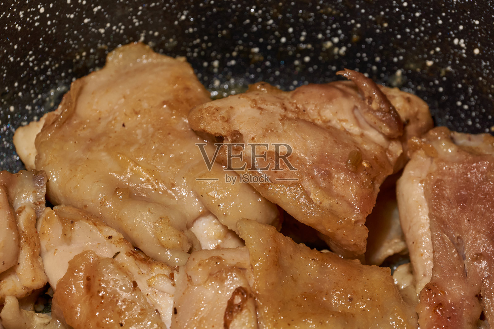 炸鸡特写。炸鸡块在煎锅里。照片摄影图片