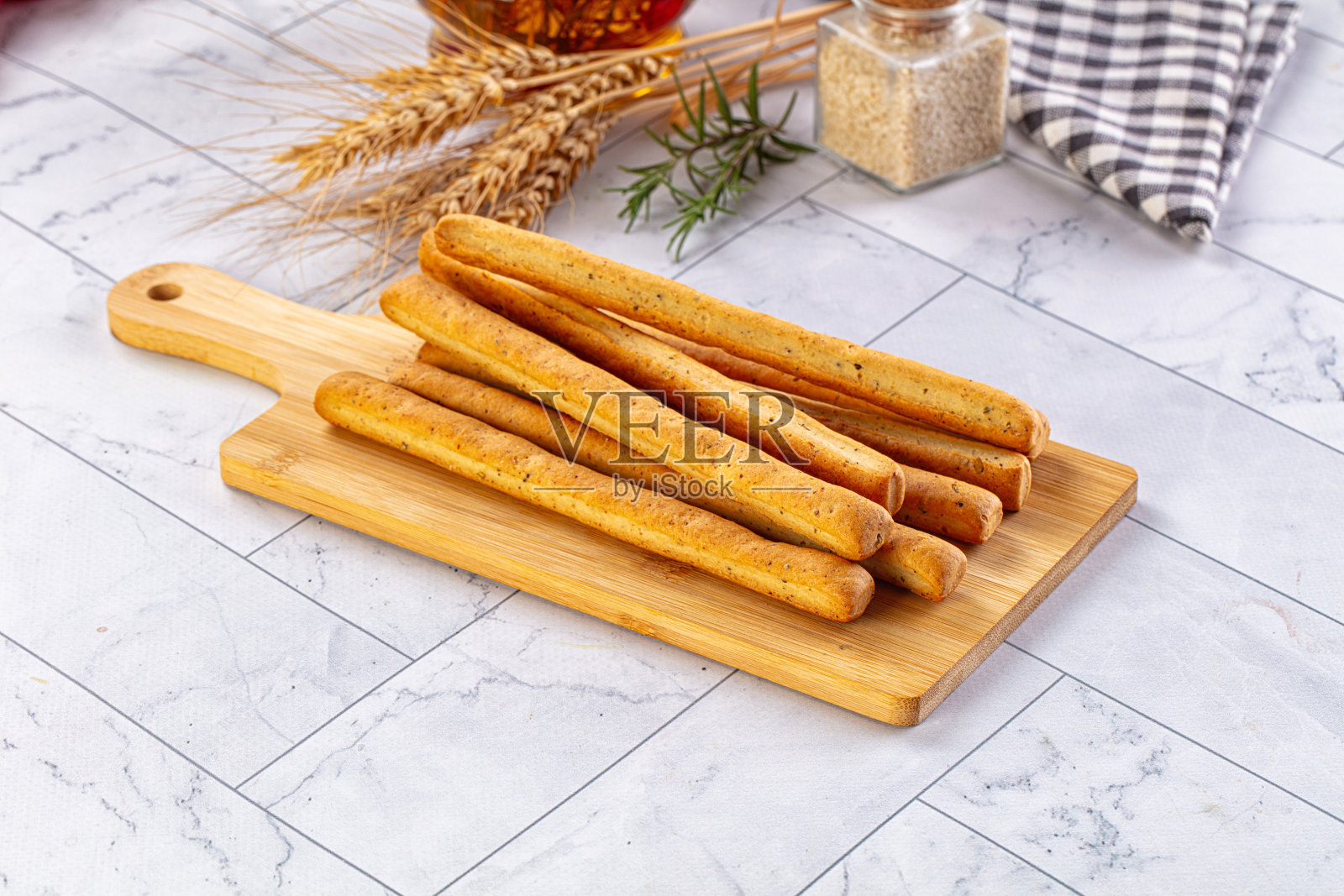 烤制的意大利格丽西尼面包棒堆照片摄影图片