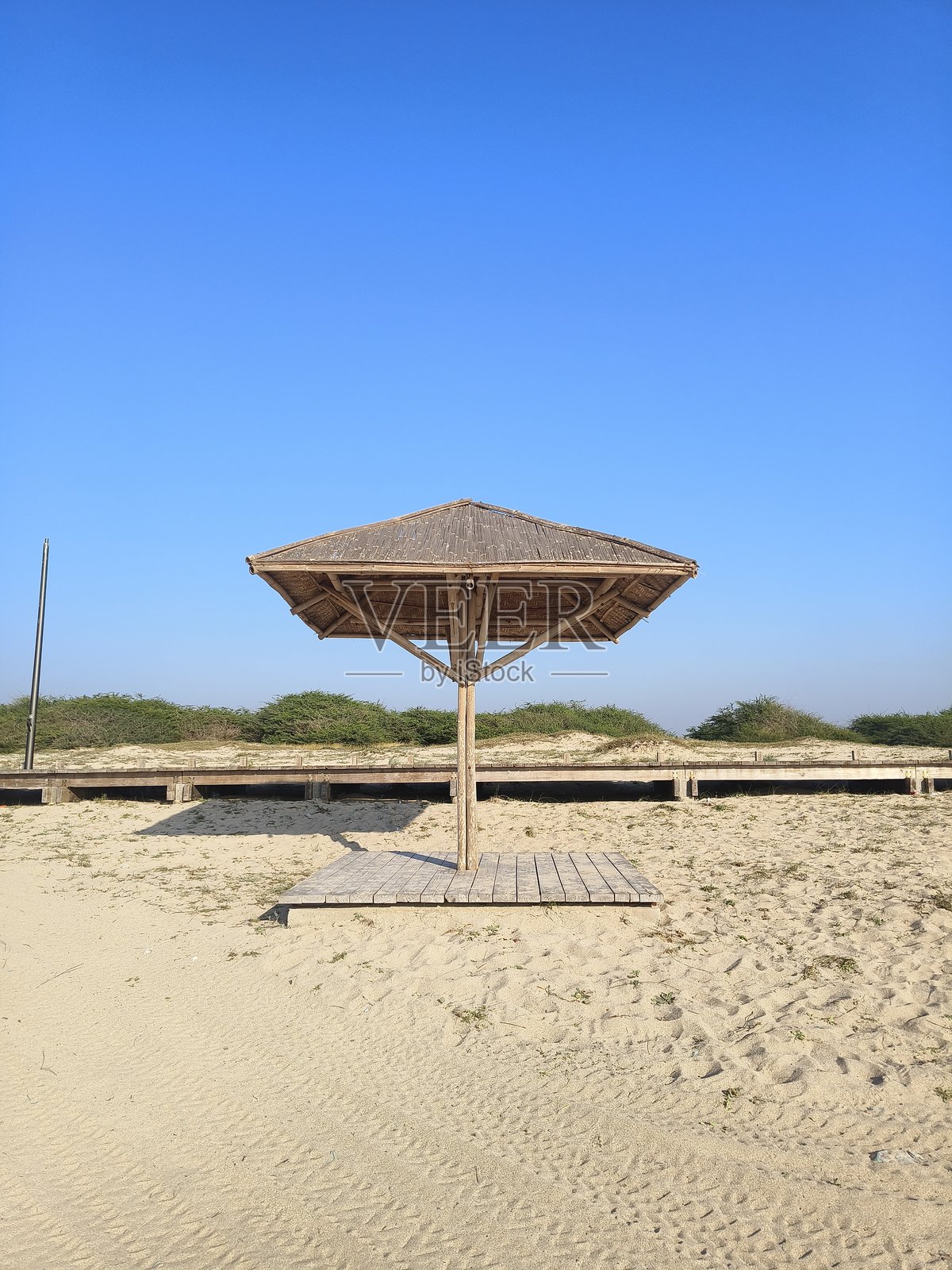 海滨宁静：茅草屋顶的海滩小屋照片摄影图片