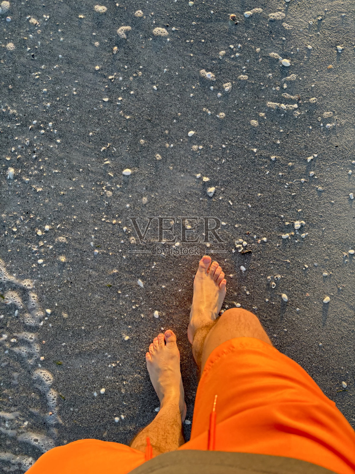 拉丁裔男性游客赤脚走在佛罗里达州迈阿密海滩上，第一人称视角照片摄影图片