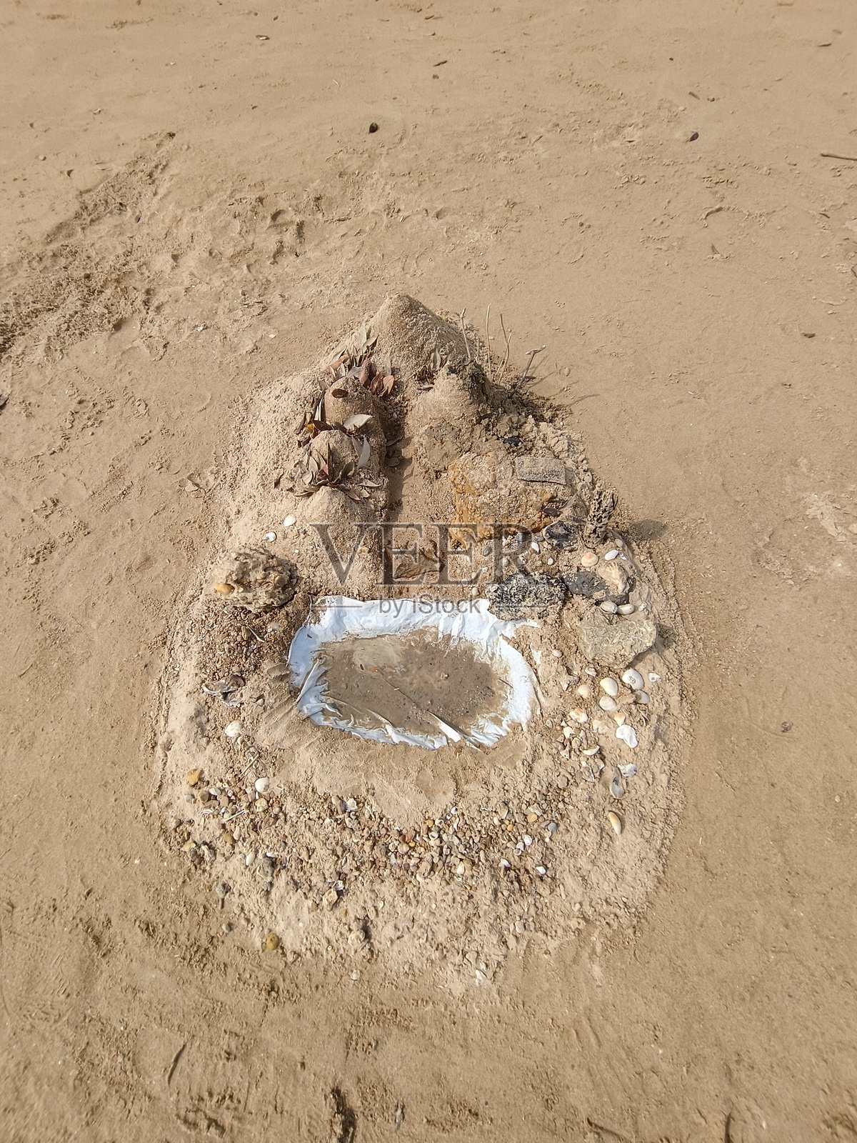 孩子在沙滩上搭的结构照片摄影图片