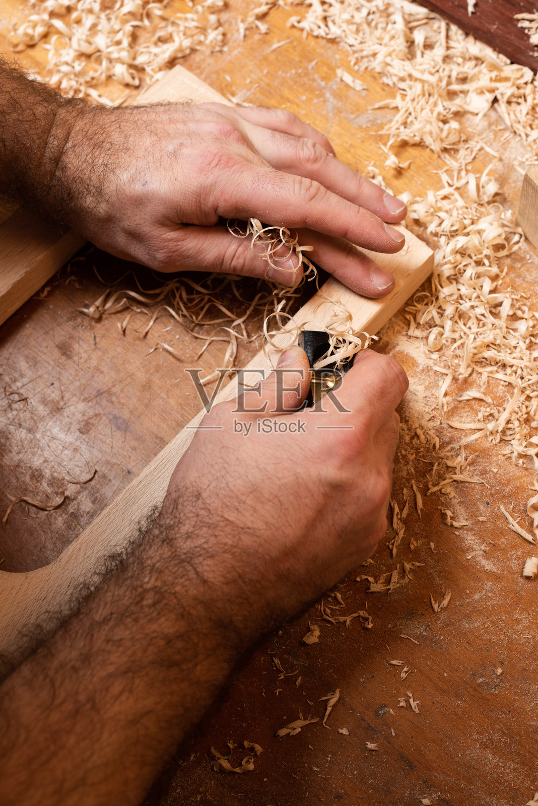 大师正在使用一把小刨子照片摄影图片