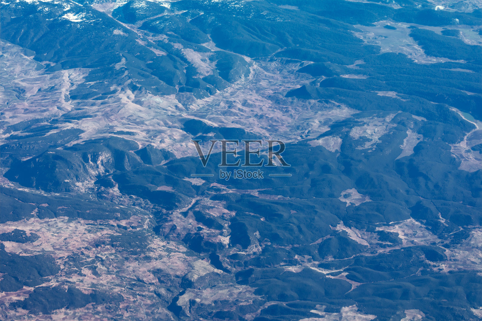 阿尔及利亚阿特拉斯山脉山峰的鸟瞰图照片摄影图片