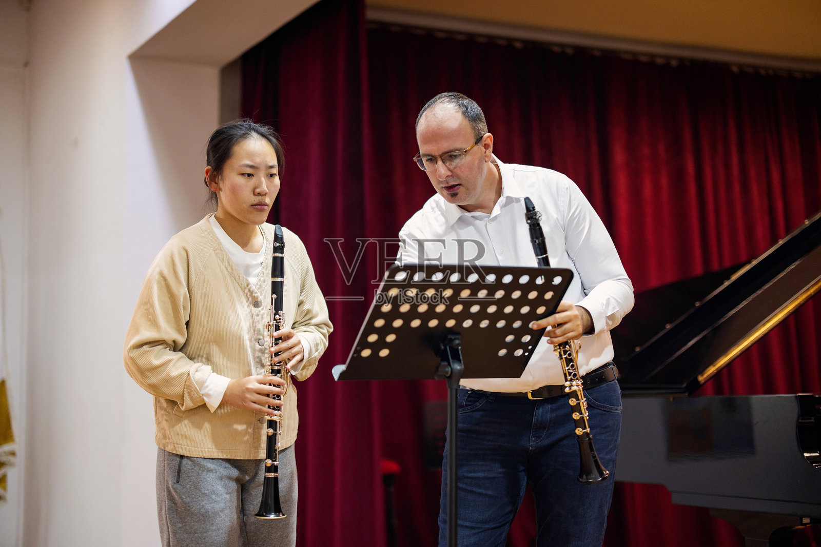 亚洲青年参加私人单簧管课程照片摄影图片