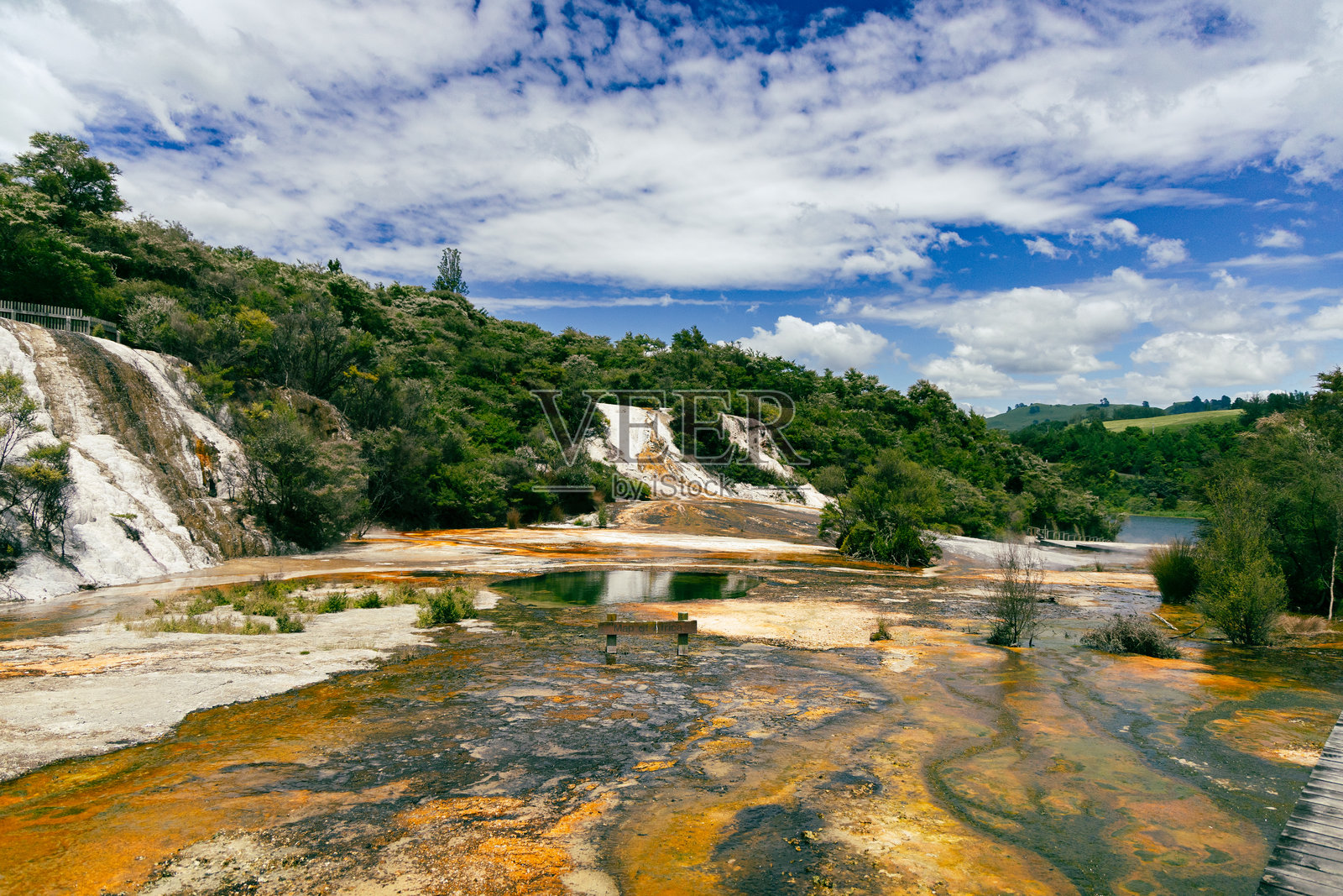 多云天气下多彩的地热台地景观照片摄影图片