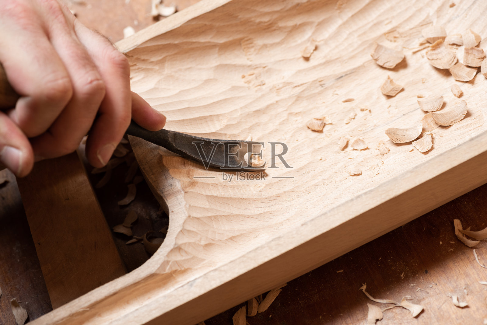 大师用凿子制作塔尔哈帕琴照片摄影图片