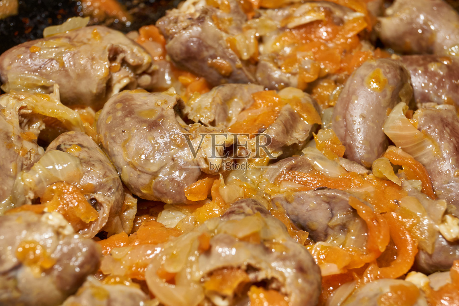 炸鸡心配蔬菜。烹饪鸡心配蔬菜。照片摄影图片