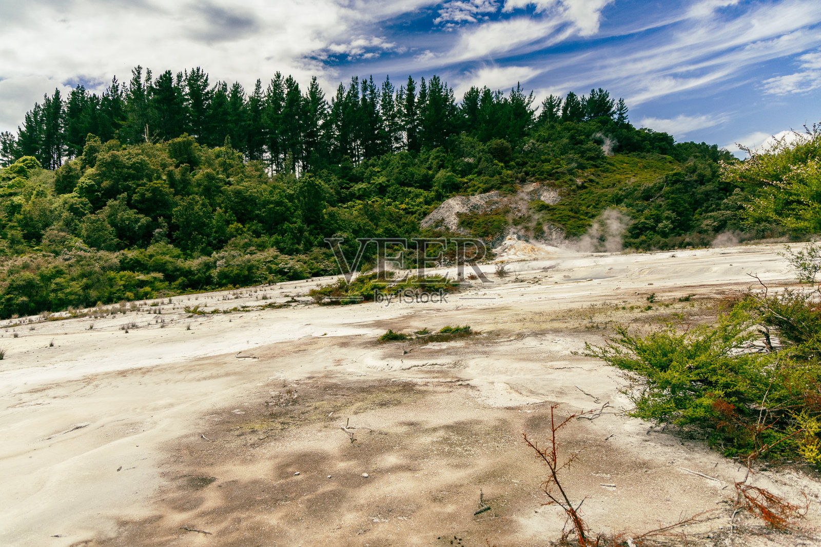 地热蒸汽从贫瘠的火山斜坡升起照片摄影图片