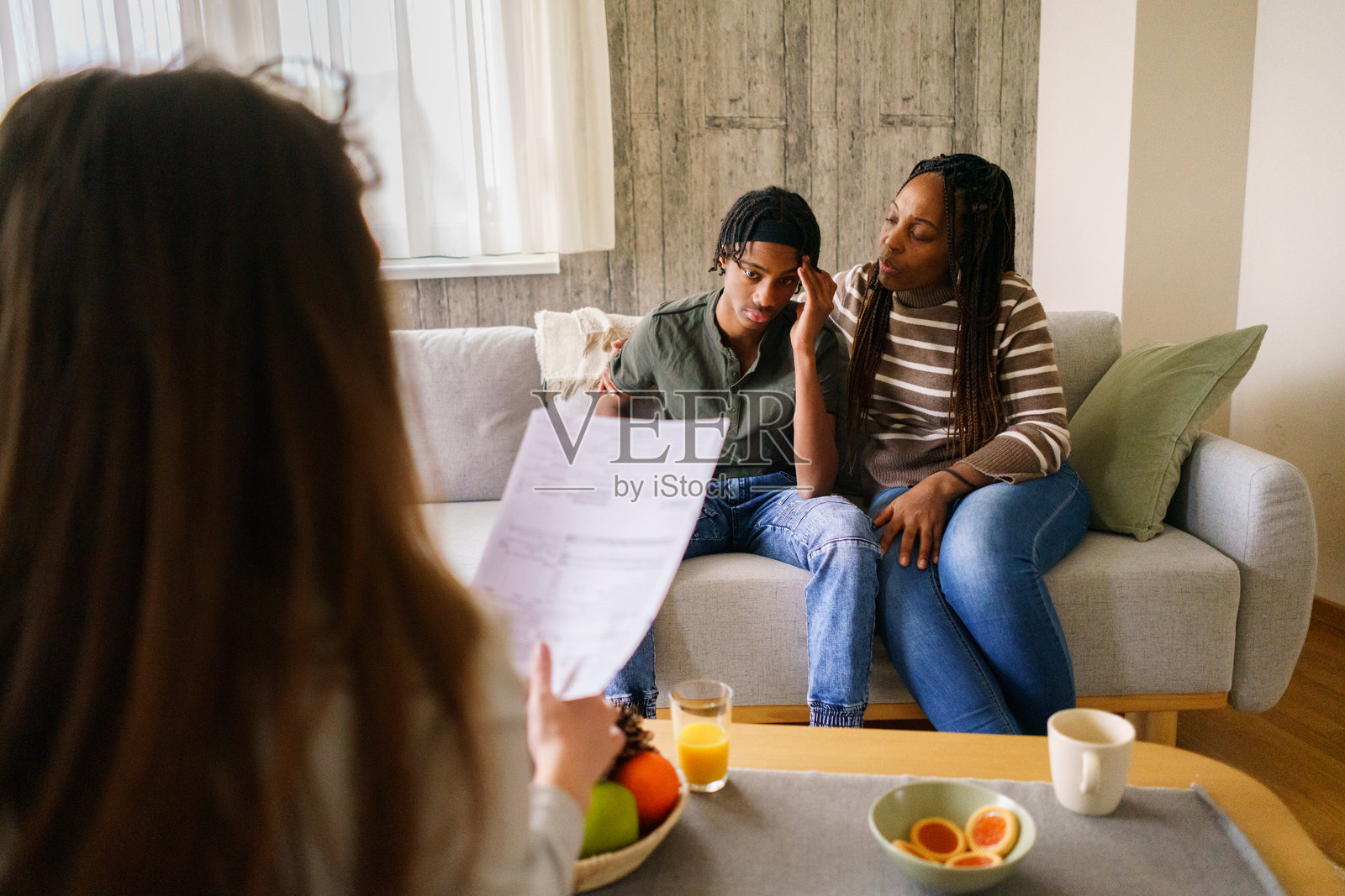 非裔美国母亲在治疗期间安慰儿子照片摄影图片