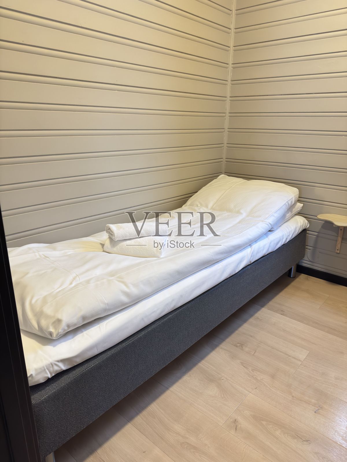 带白色床品的单人床小房间照片摄影图片