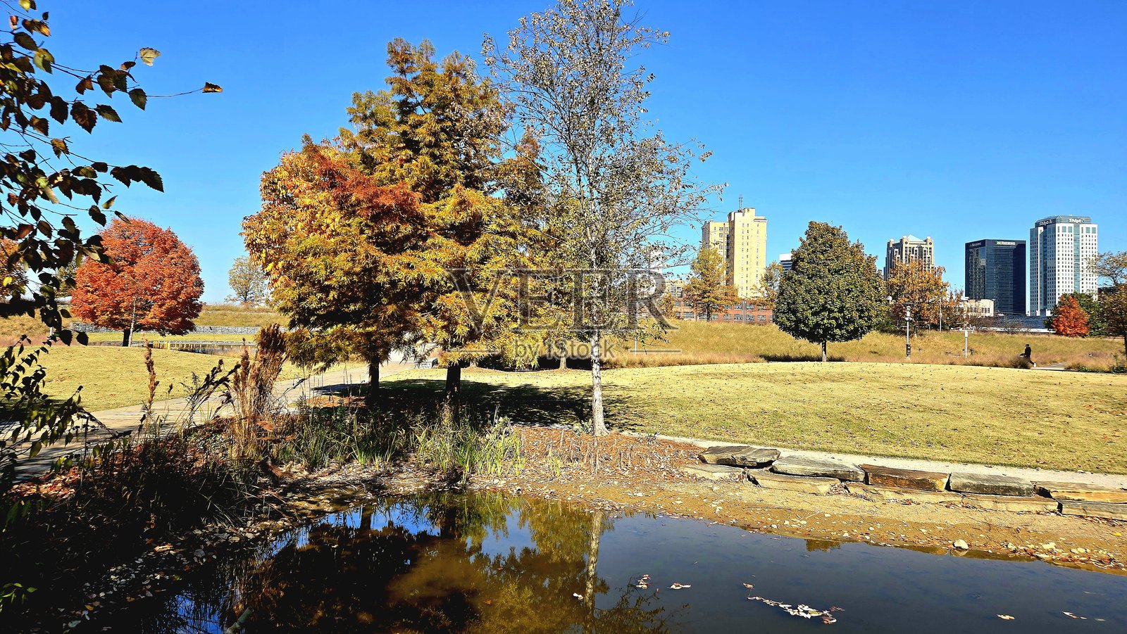 秋季在铁路公园散步照片摄影图片