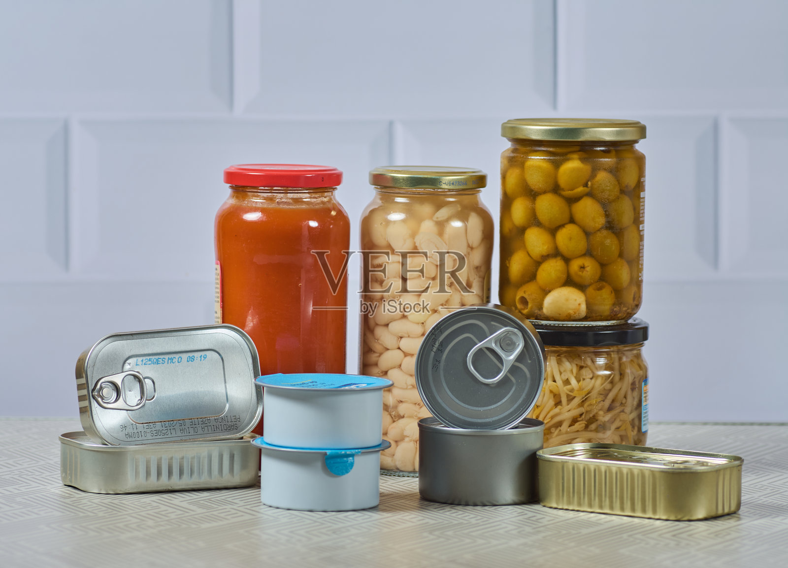 桌上摆放着各种罐头和瓶装食品照片摄影图片