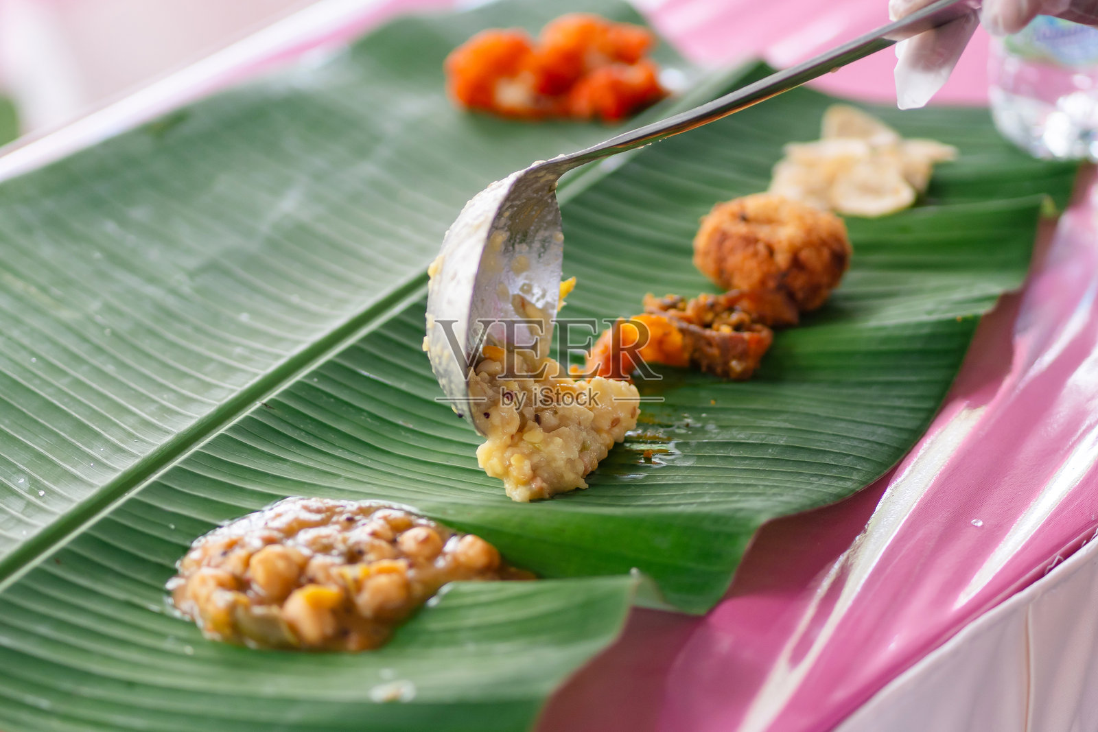 香蕉叶上盛着一份传统的印度餐，配有各式菜肴。照片摄影图片