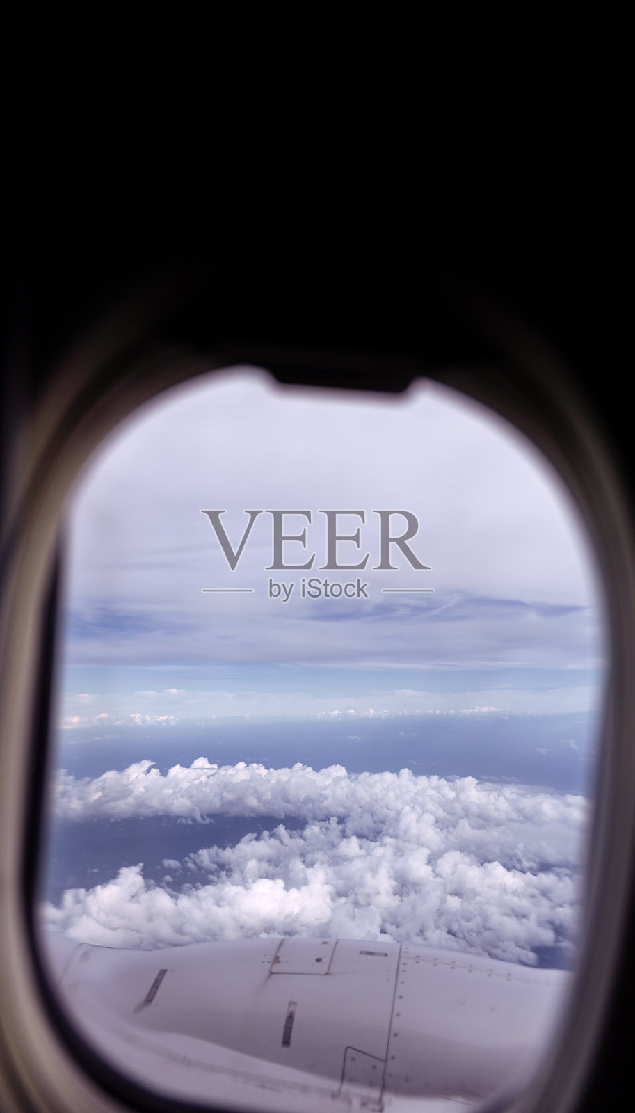 飞机旅行，从舷窗看到的云层之上景象照片摄影图片