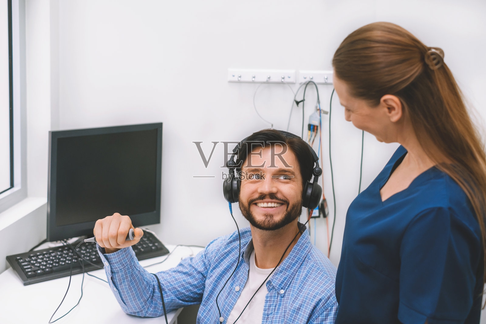 患者在医疗诊所接受听力测试，进行耳聋听力学检查。照片摄影图片
