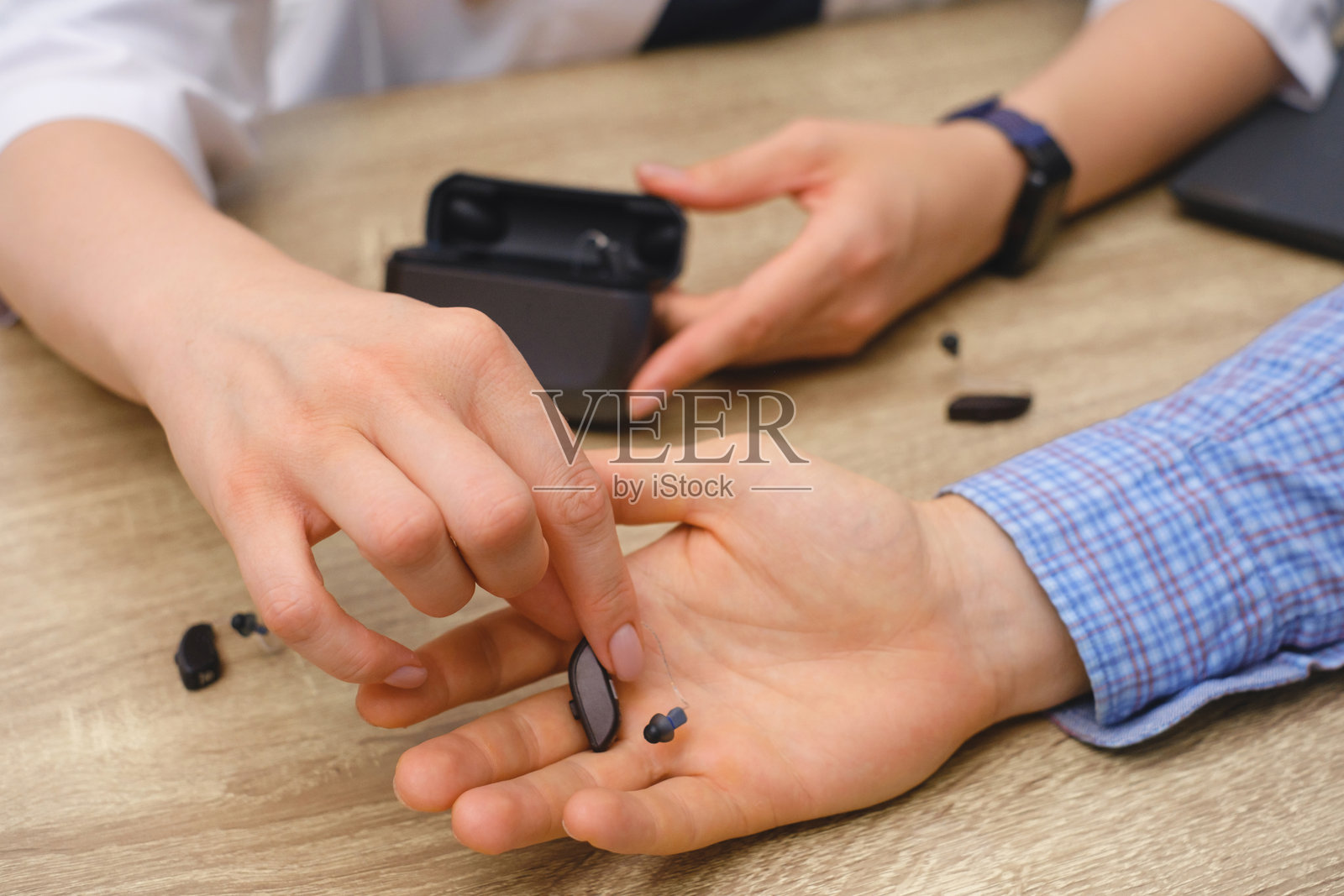 患者手中极小的助听器照片摄影图片