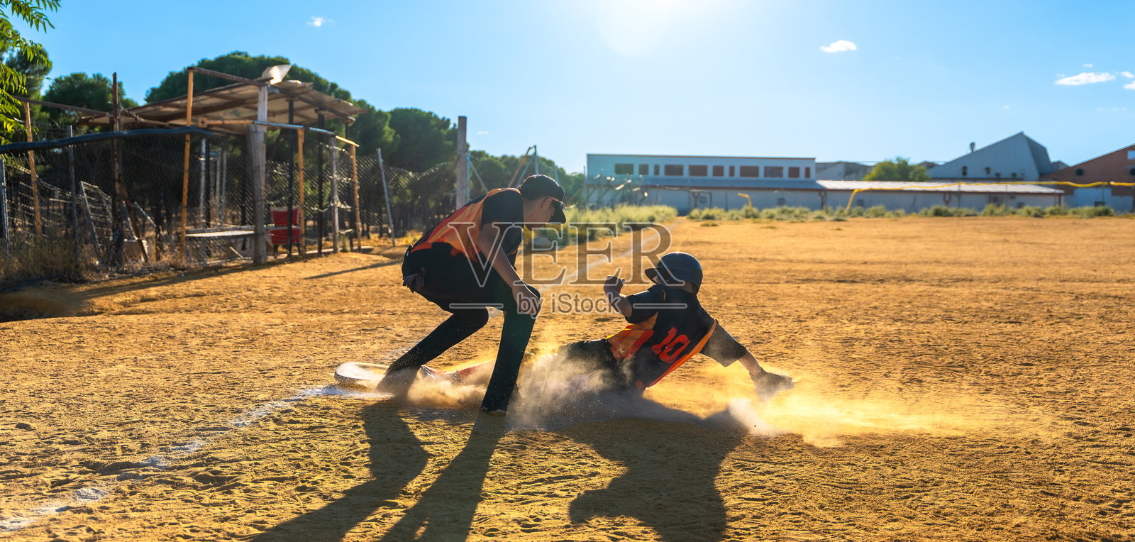 比赛中滑垒的棒球运动员照片摄影图片
