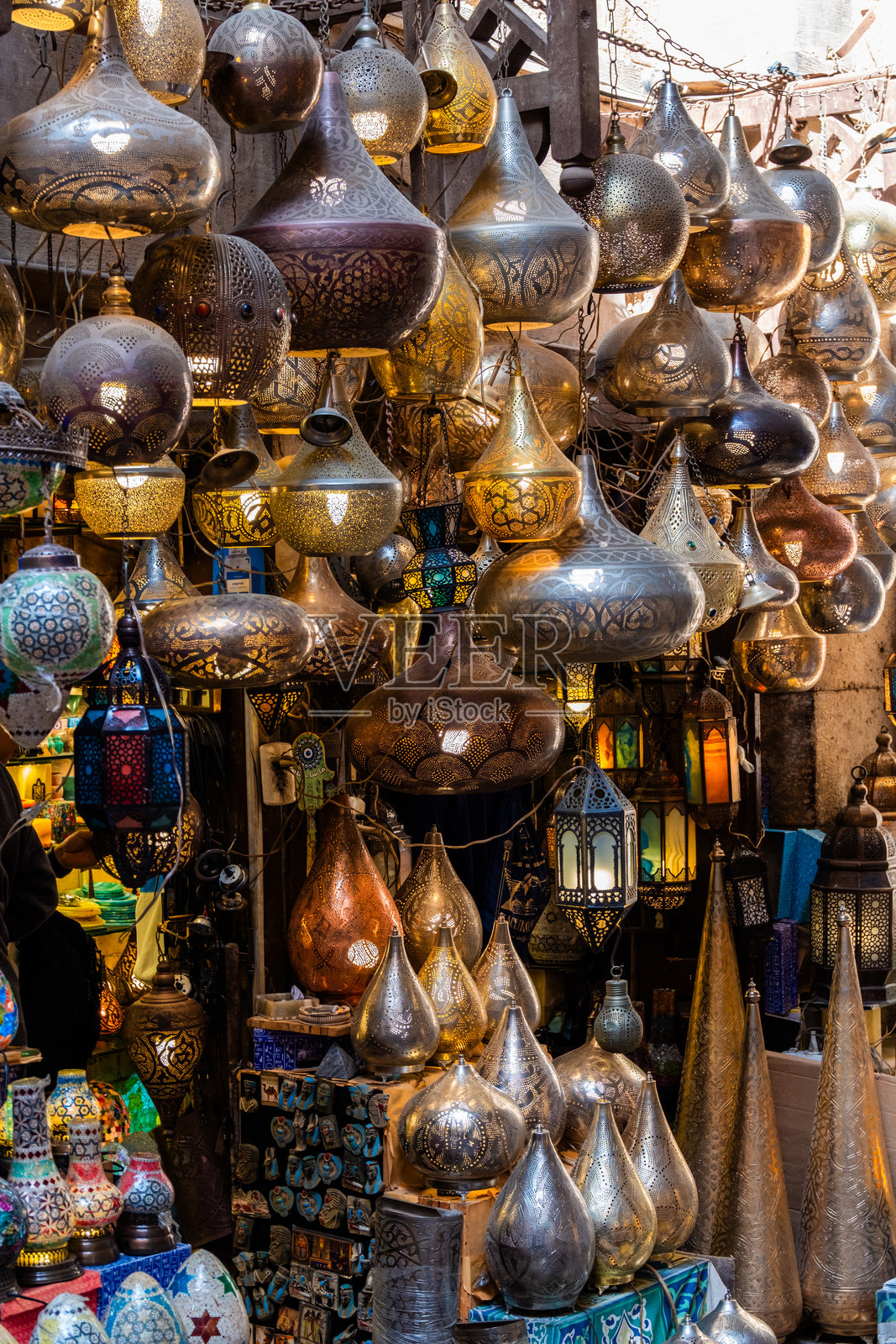 开罗哈利利市场里色彩鲜艳的传统灯笼和金属制品。场景展示了各种形状和尺寸的装饰品。照片摄影图片