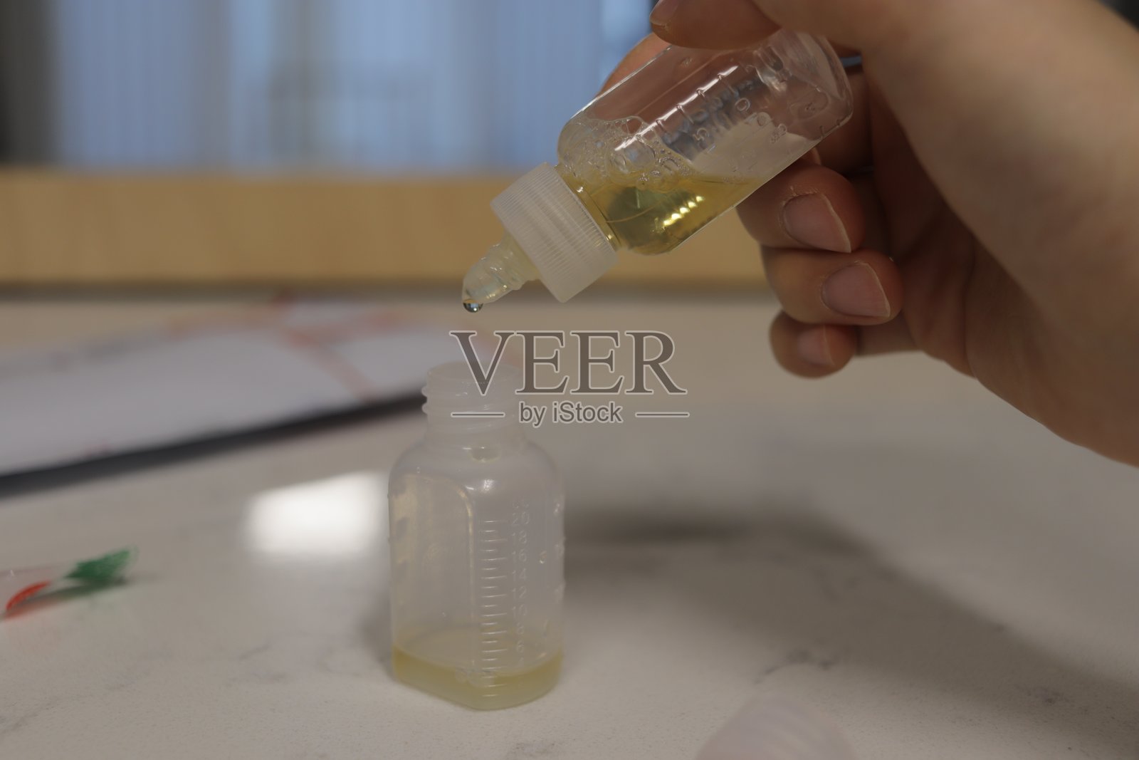 测量儿童用药液照片摄影图片