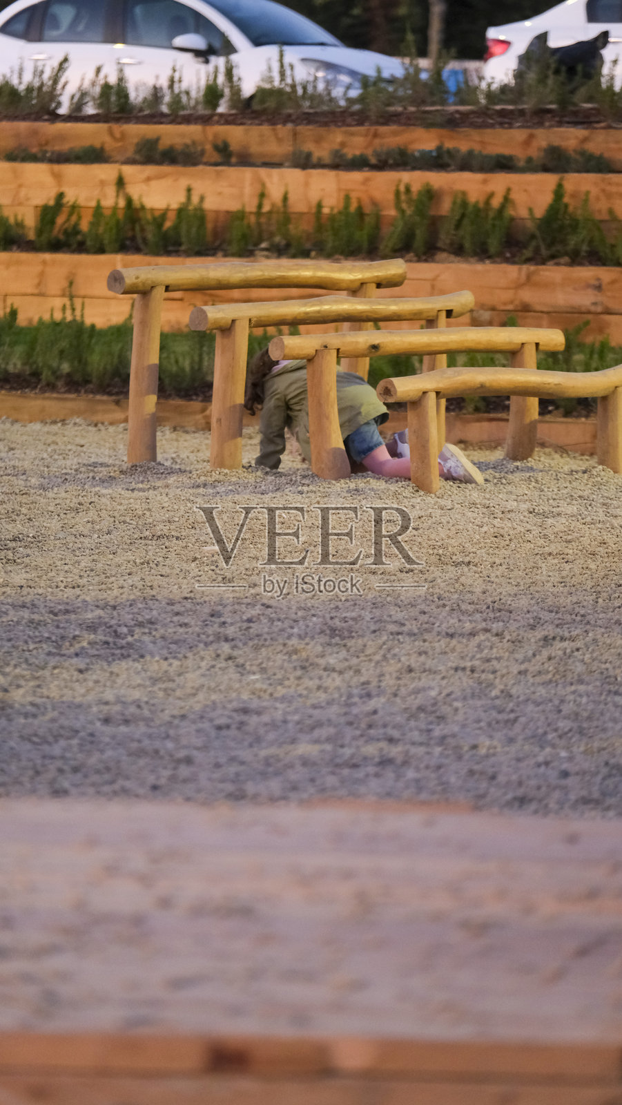 可爱的小女孩在公园的儿童游乐场玩耍，非常开心照片摄影图片