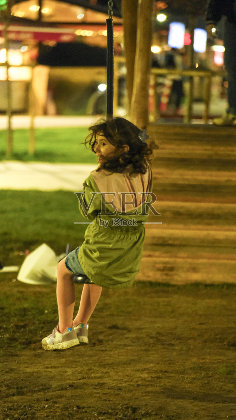 可爱的小女孩在公园的儿童游乐场玩耍，非常开心照片摄影图片