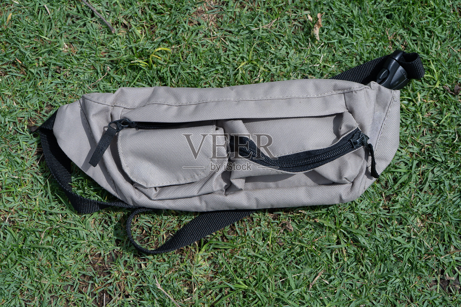 草地上的腰包照片摄影图片