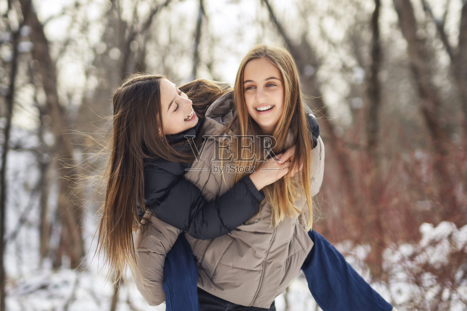两位朋友在寒冷的冬日户外。照片摄影图片