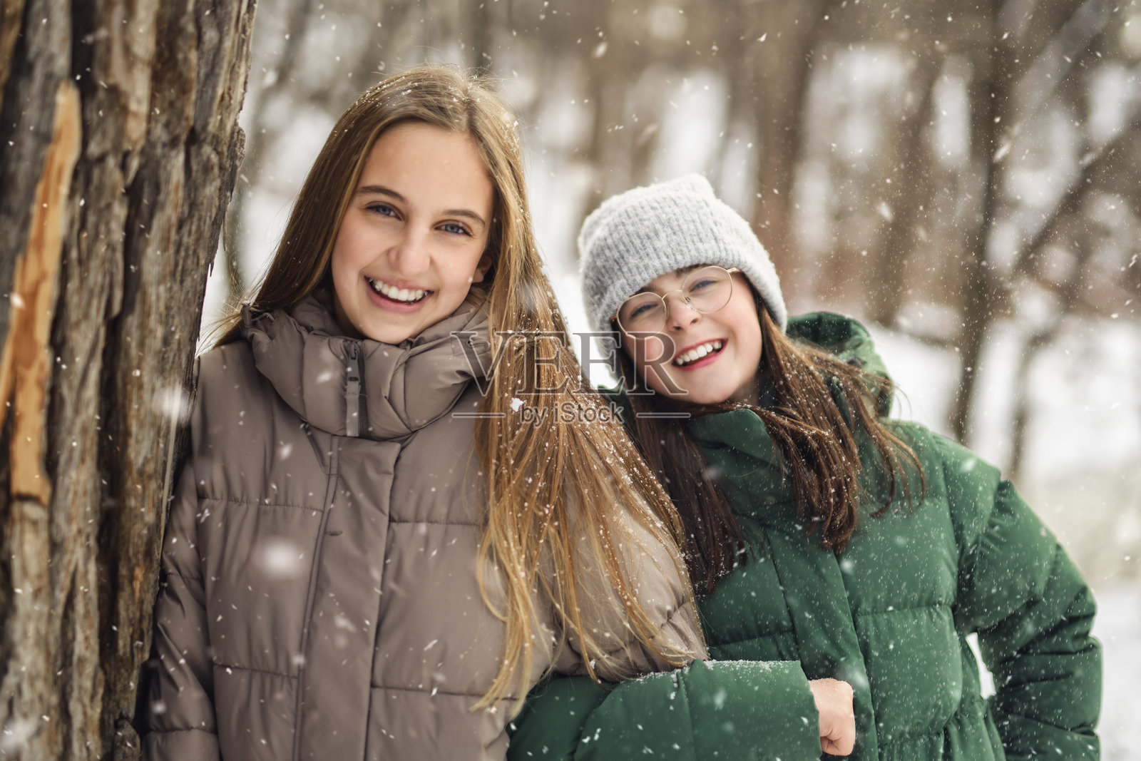 寒冷冬日，两位朋友在户外。照片摄影图片