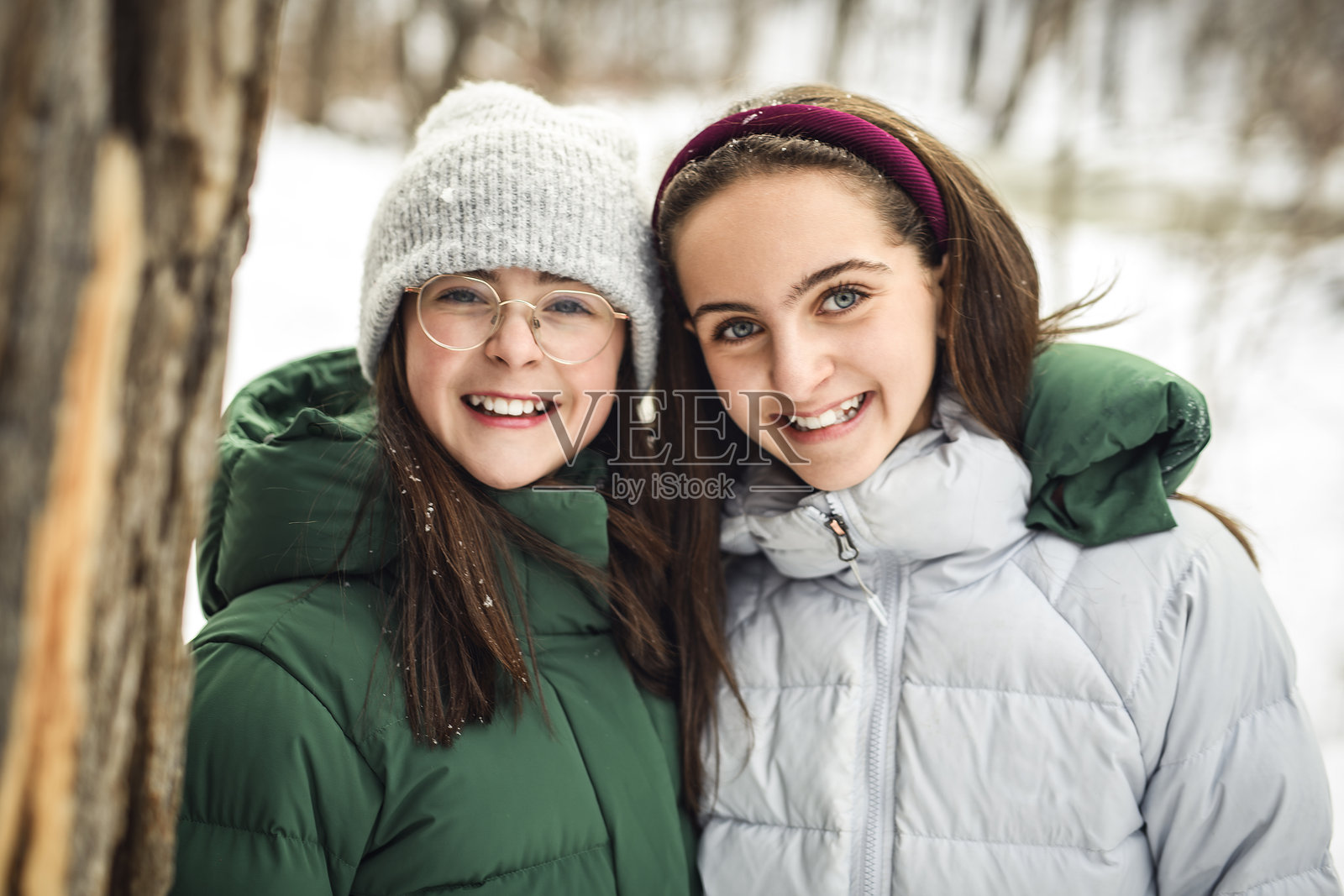 一群年轻的朋友在寒冷的冬季户外照片摄影图片