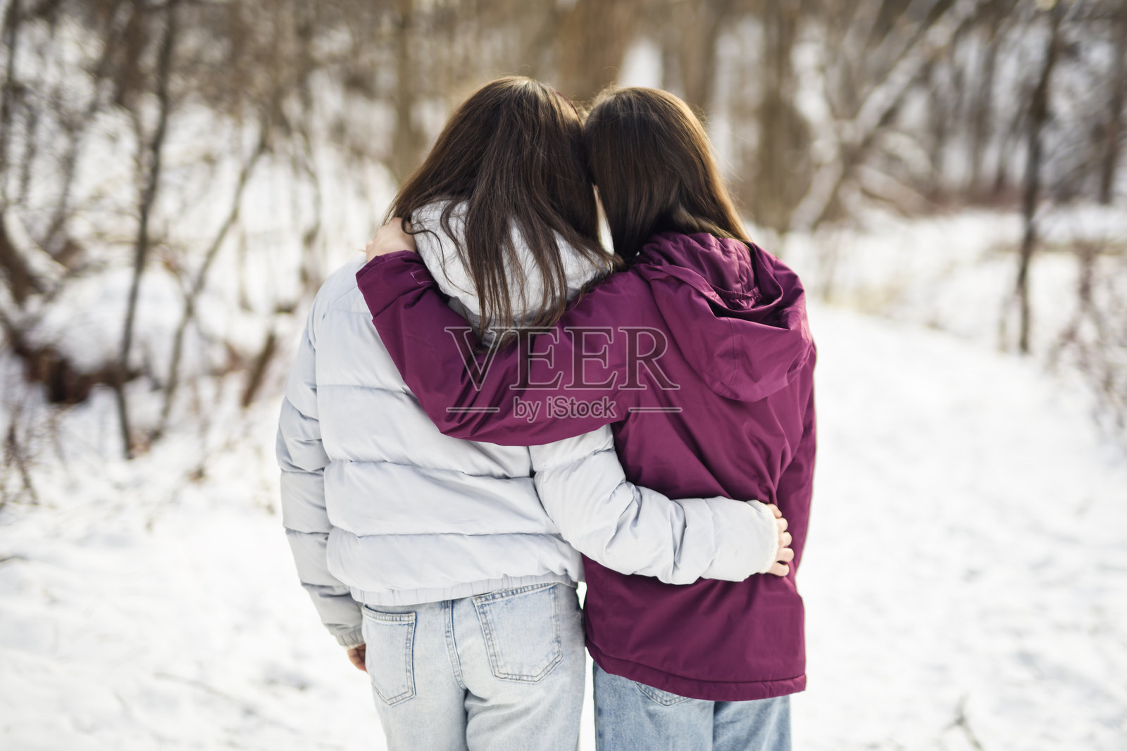 两位朋友在寒冷冬季的户外照片摄影图片