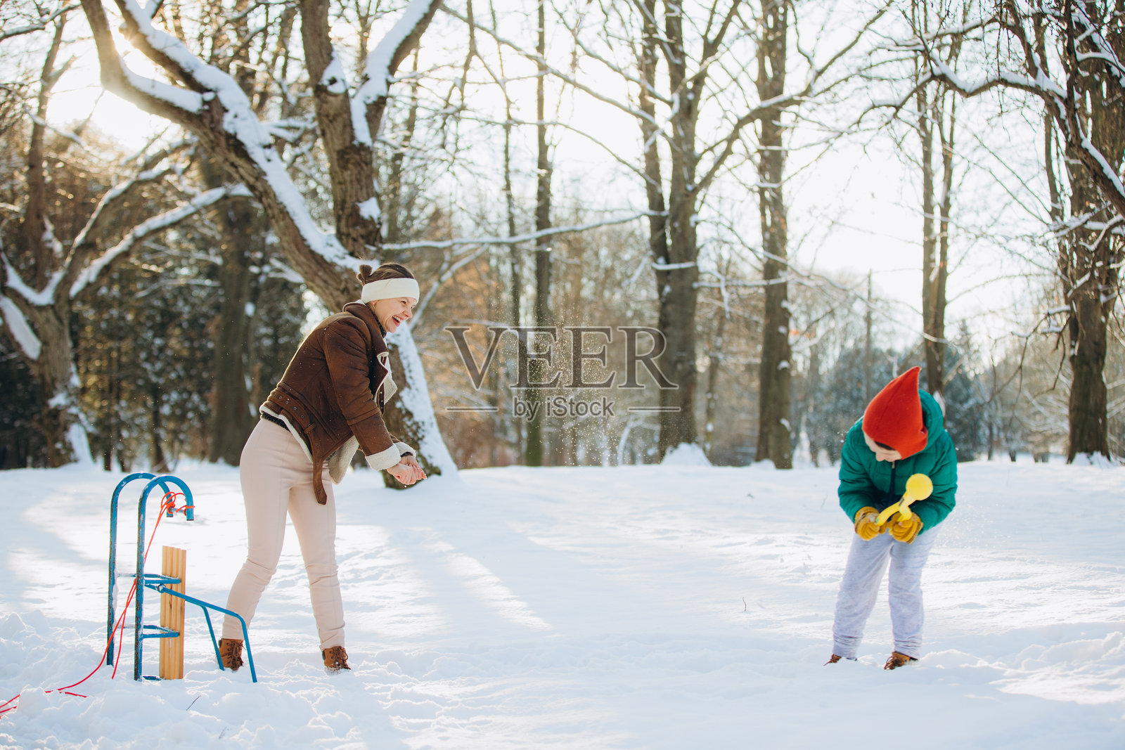 母子在冬日公园享受家庭欢乐时光照片摄影图片