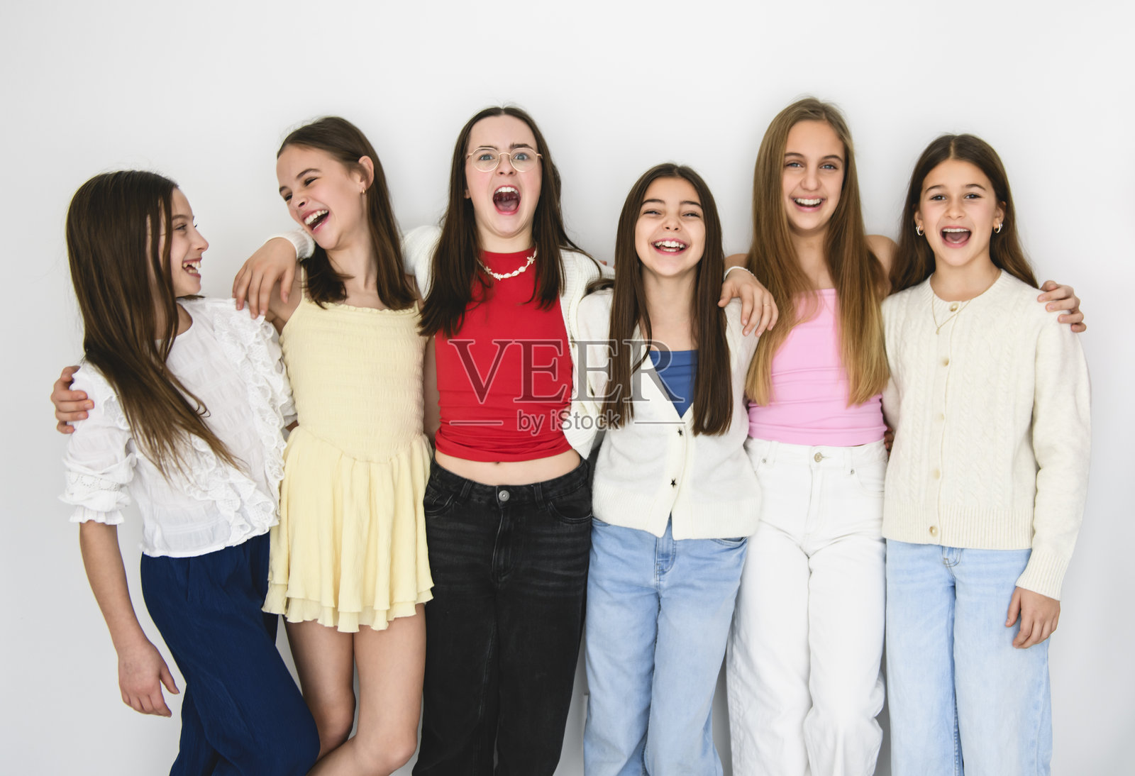一群少女好友在白色摄影棚背景前照片摄影图片